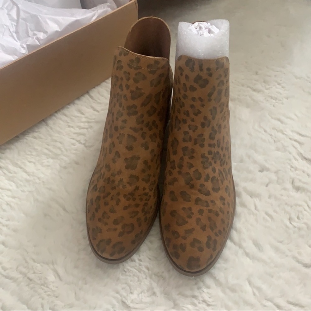 New in box Matisse suede cutout booties - Picture 2 of 6